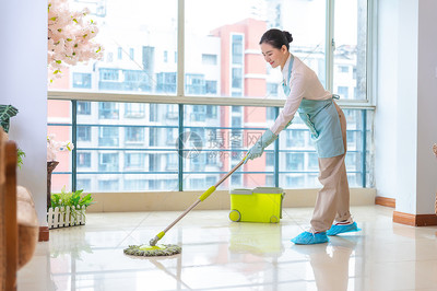 女性家政保潔拖地